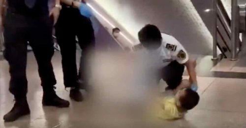 2男童 尿泼地铁员工 警察驰援也被猛踢