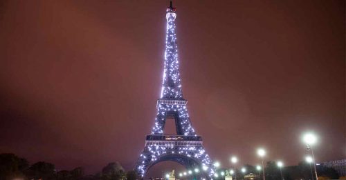 巴黎节约能源 埃菲尔铁塔每晚提前熄灯