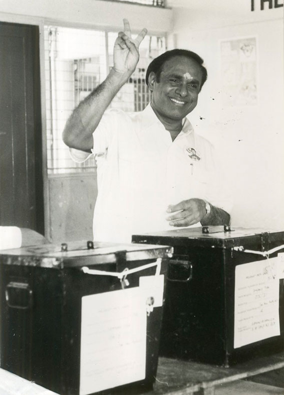 沙米维鲁担任8届和丰国会议员，于1990年10月21日大选投票日当天，向媒体展示胜利手势。