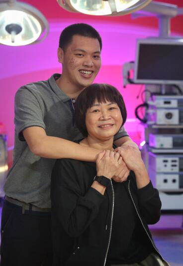 22岁的吴俊乐（左）捐肝，通过突破性治疗法，帮助患癌母亲林意鸣（右）重获新生。（图：海峡时报） 