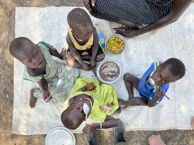南苏丹的孩子们正在用高粱和当地的水果共进午餐。（档案照）