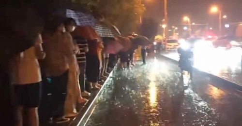 台风登陆上海 市民撑伞核酸
