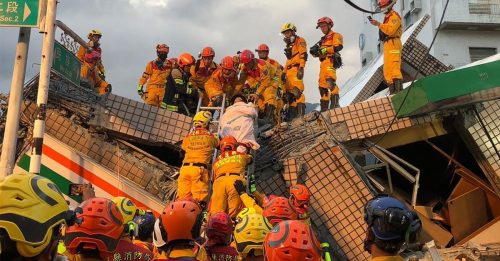 ◤台湾地震◢ 台东地震酿至少1死142伤 凌晨有余震达4.4级