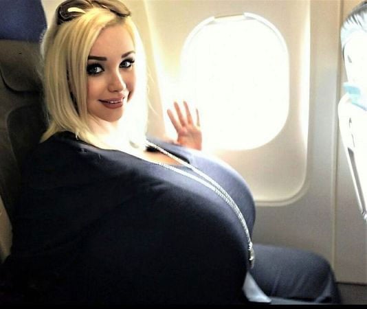 英国女模帕克抱怨，她因为胸部太大，被空姐换到厨房前的空服椅。