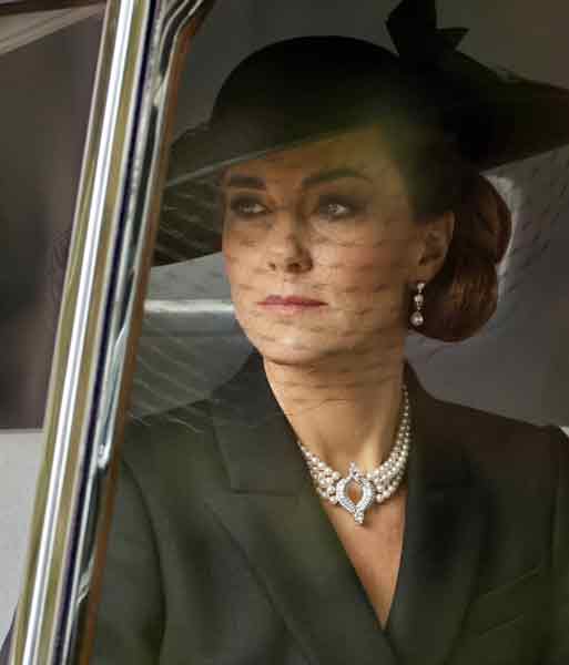 凯特王妃选择珍珠首饰出席国葬。（法新社）