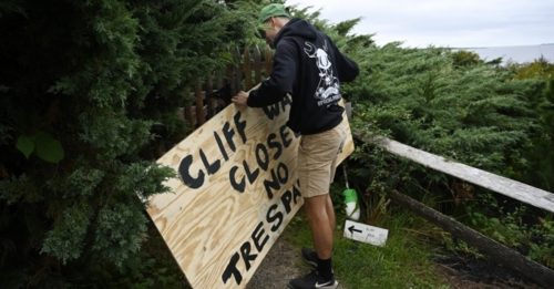 悬崖边木栏杆突断裂 女子生日前1天摔死