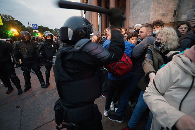 圣彼得堡示威者被警方挥棍攻击。（欧新社）