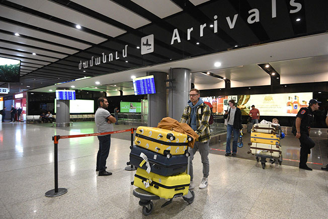 俄罗斯民众周三抵达亚美尼亚国际机场。（法新社）