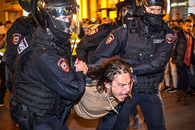 防暴警察周三在莫斯科市中心购物街拘捕示威者。（法新社）