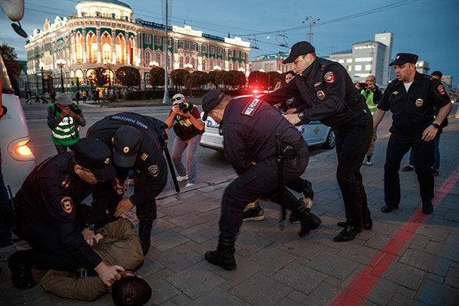 叶卡捷琳堡警方人员粗暴逮捕示威者。（美联社）