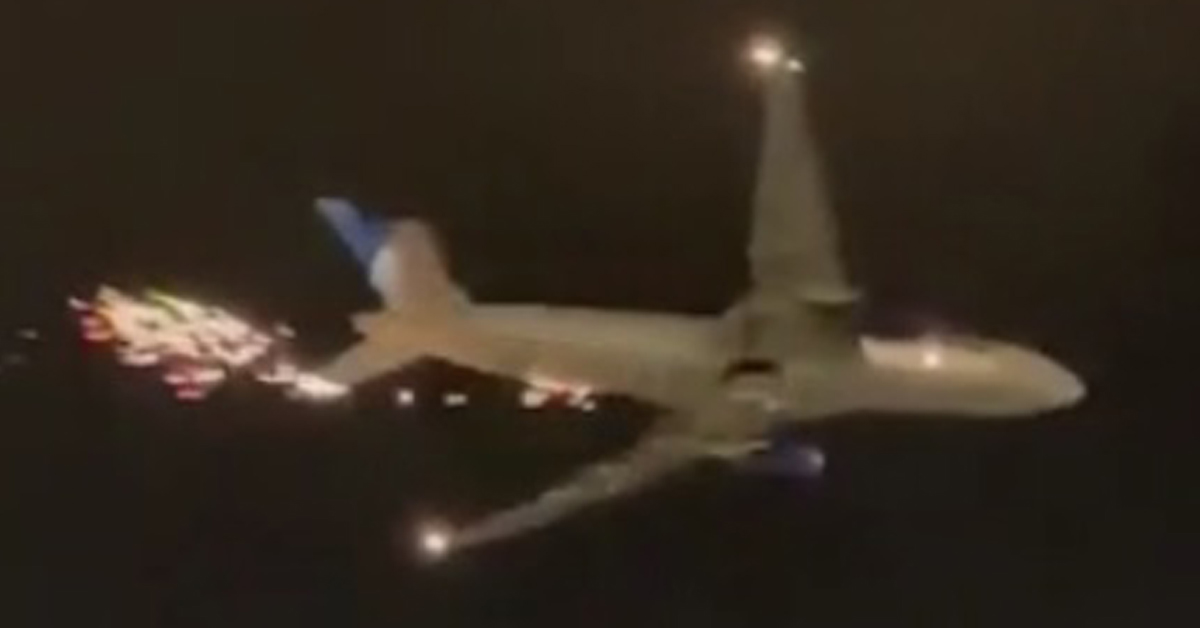 美国联合航空一架客机起飞后冒火星，紧急降落。