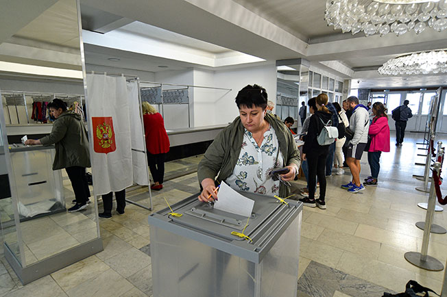 居住在克里米亚，来自卢甘斯克和顿涅茨克的居民周五投票。（美联社）