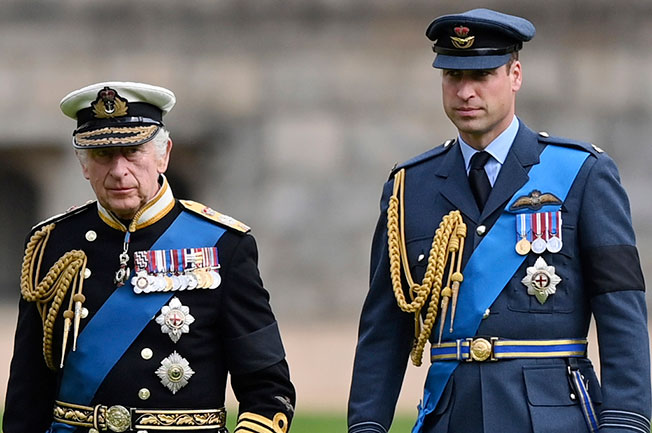 英王查理斯三世（左）和长子威尔斯亲王威廉身穿军装，周一准备在温莎城堡圣乔治礼拜堂出席女王下葬仪式。（美联社）