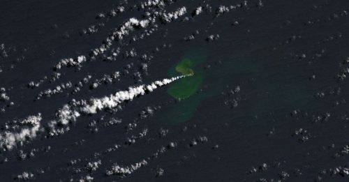 汤加海底火山继续喷 催生出小岛