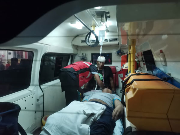 傷者由救護車送往醫院接受治療。消拯員到場救出受困者。</p><p>亞羅牙也警區主任阿爾薩阿布說，廠巴行駛至案發地點，</p><p class=