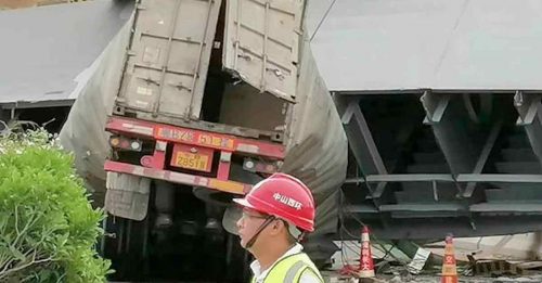 广东在建大桥倒塌  货车被压 1人伤