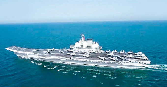 辽宁舰上陈列了20多架歼15战斗机。