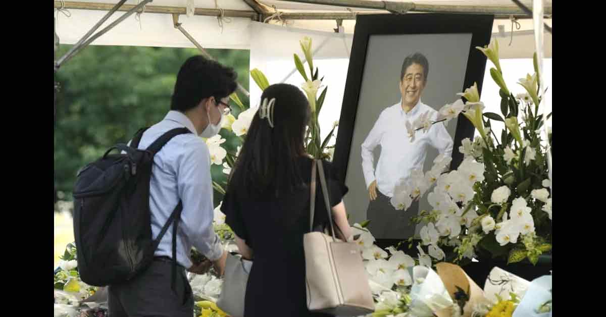 今年7月12日，安倍葬礼在东京增上寺举行，民众前往献花。
