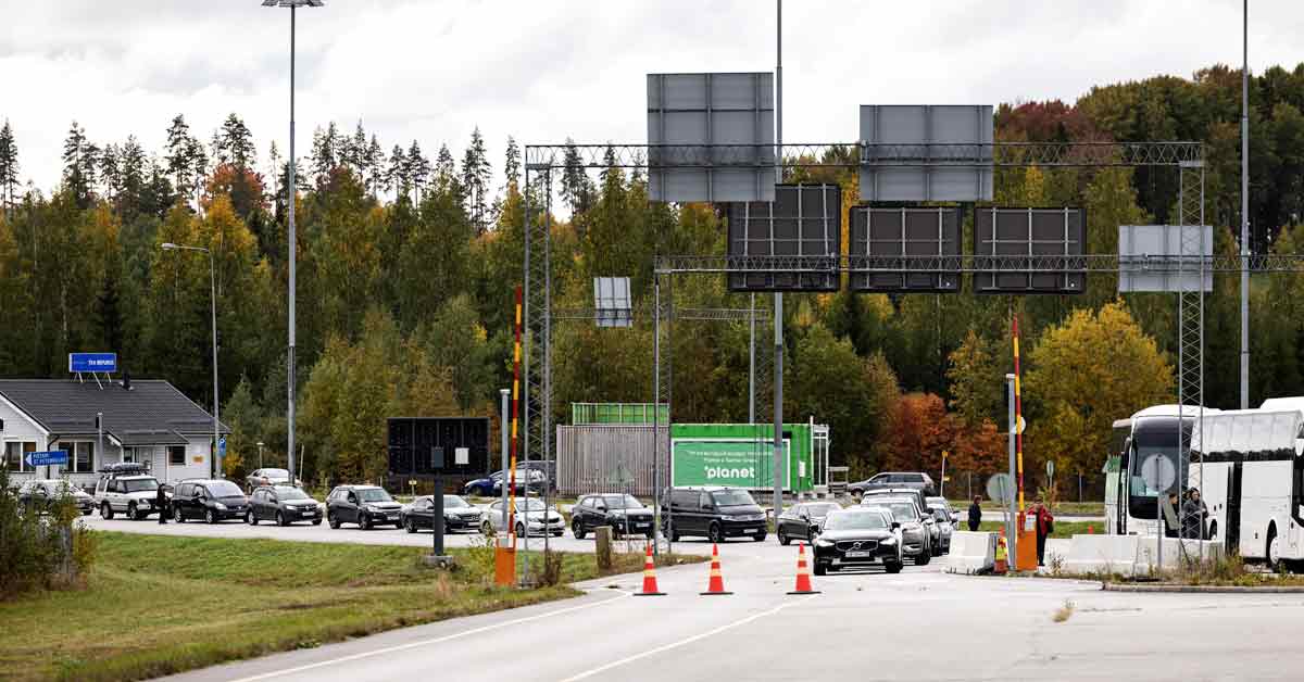 周六在芬兰南卡累利阿努贾马，俄罗斯车辆在排队等待进入芬兰。（欧新社）