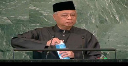 联合国大会演讲 首相口渴 瓶盖太紧 快来人啊！