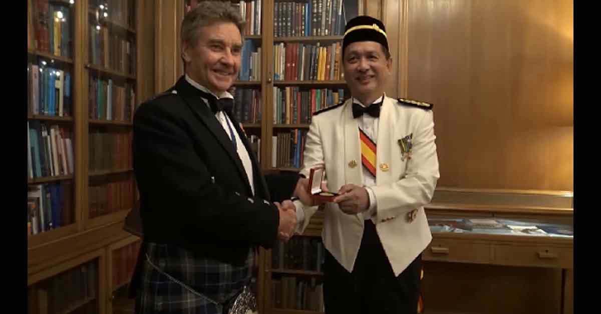诺希山（右）获颁皇家爱丁堡外科医学院颁发国际勋章。