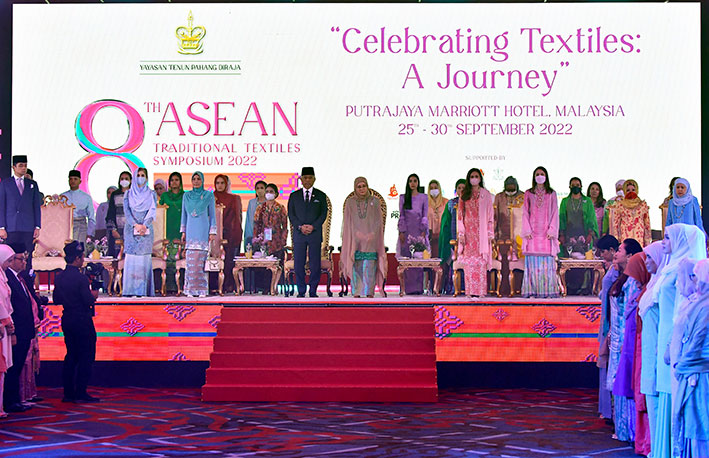 国家元首伉俪（中）与国内外数百名参与者，一同出席2022年第8届东协传统纺织品研讨会。
