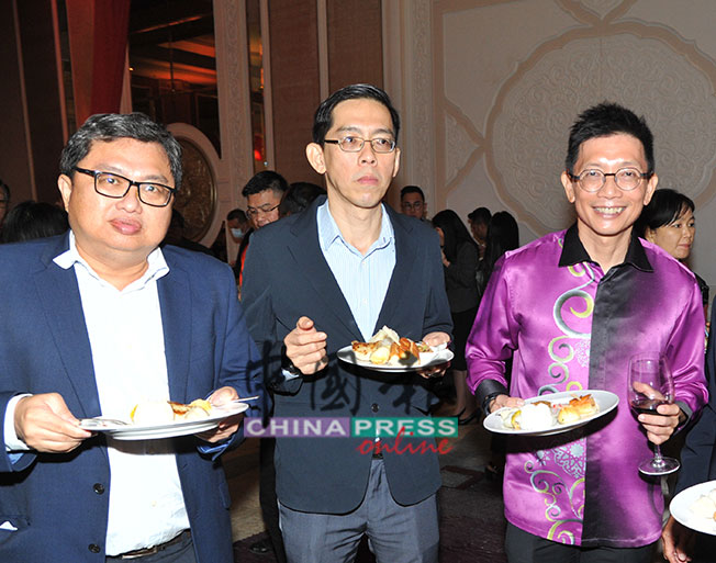 马来西亚中医师暨针灸联合总会（医总）总会长黄保国（左起）、林明标和陈金泉也一同出席招待会。