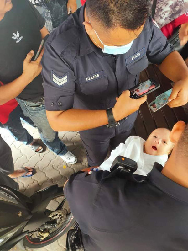警员赶到现场，接过婴儿调查。