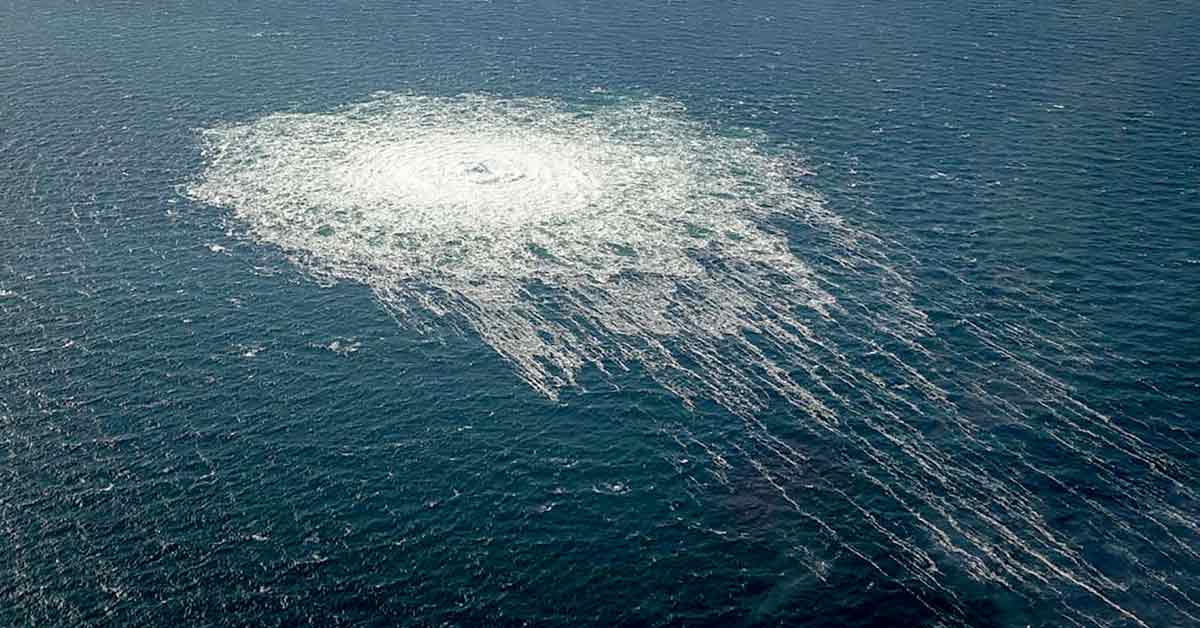北溪二号管道发生泄漏后，冒出大量气泡，令丹麦博恩霍尔姆岛附近水域出现直径一公里多的波纹。（法新社）