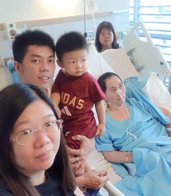 4年前，黄威豪（左二）带着妻儿与母亲（右）到疗养院探望已失智的父亲。（受访者提供） 