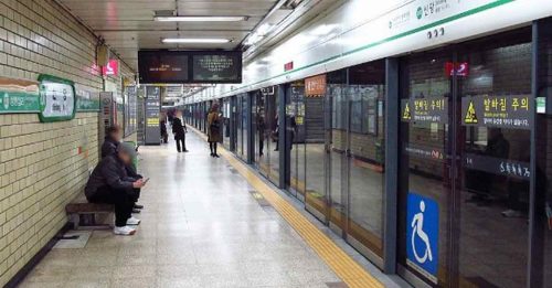 首尔地铁站谋杀案 女站务员遭尾随 进厕所砍死