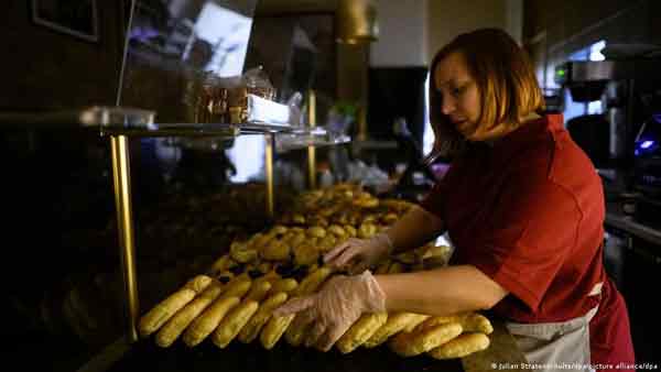 在黑暗中卖面包 - 面包店希望引起人们对高能源成本的关注。