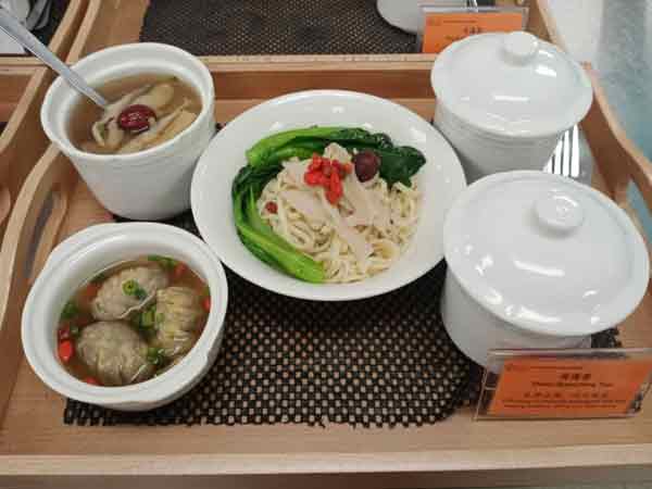 月子中心的膳食准备不马虎,提供药膳汤面让新手妈妈补元气。