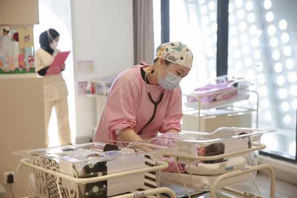 月子中心有专业医生照顾新生宝宝。