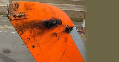 飞行途中遭雷击 客机烧破2洞急降