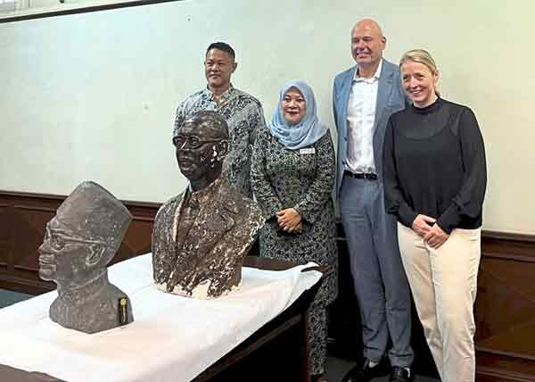 东姑莫哈末道菲（左起）、国家档案局政治家档案部主任哈妮扎、安德里斯劳内和助理艾莉斯，在维尔登设计的国父雕像前合影。（取自《星报》）