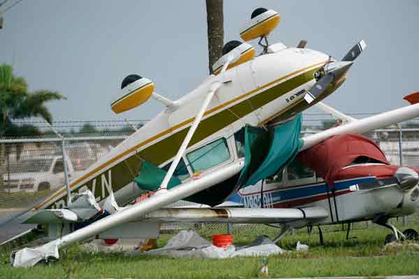 佛州北佩里机场有小型飞机被飓风吹起翻覆。（美联社）