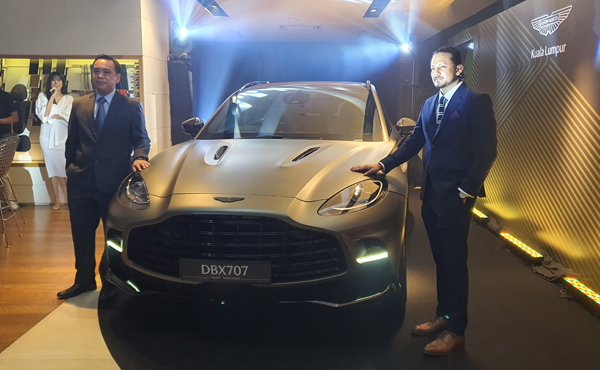 ▲温汽车区域经理邱胜强(左)和大马Aston Martin汽车总经理Kumara一起主持DBX707推介礼。