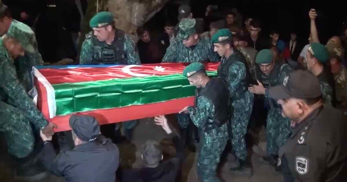 阿塞拜疆一名殉国的军人，13日举殡。（美联社）