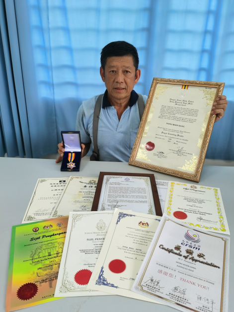 王文兴多年来获得不少表扬，包括在2017年荣获“卓越消拯员”奖章。