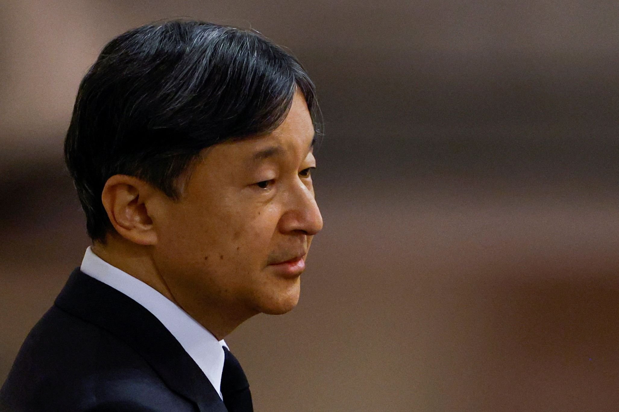 Japan's Emperor Naruhito pays his respects at the coffin of Queen Elizabeth II, Lying in State inside Westminster Hall, at the Palace of Westminster in London on September 18, 2022. - Queen Elizabeth II will lie in state in Westminster Hall inside the Palace of Westminster, until 0530 GMT on September 19, a few hours before her funeral, with huge queues expected to file past her coffin to pay their respects. (Photo by JOHN SIBLEY / POOL / AFP)