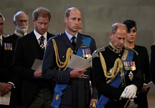 威廉王储（中）、哈里王子（左）、爱德华王子（前），以及梅根（右）等王室成员出席悼念仪式。（法新社）
