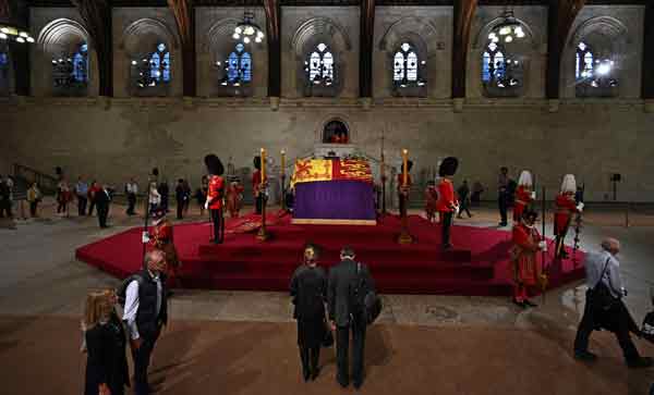女王灵柩放置在西敏厅高台上，民众排队瞻仰。（法新社）