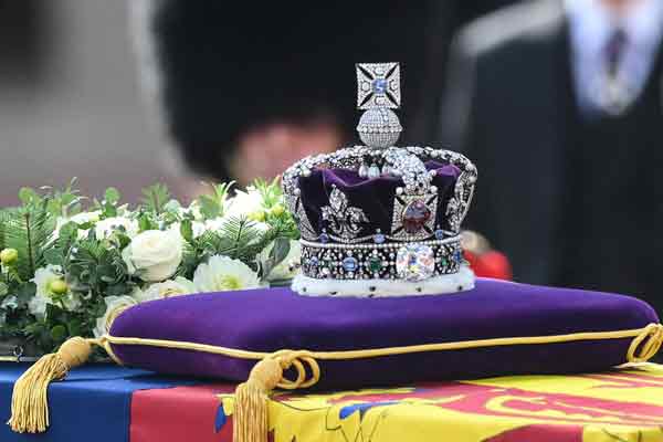 英女王灵柩上摆放着帝国王冠。女王1953年加冕时戴上帝国王冠，此后每年出席英国国会开幕礼时也会戴上。（美联社）