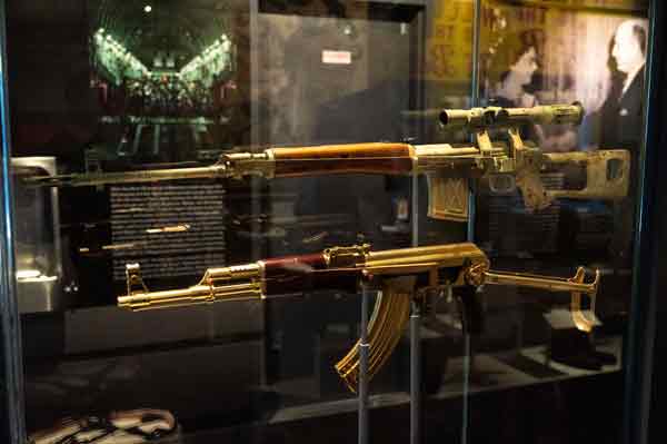 馆内展出萨达姆镶金的自动步枪，以及伊拉克狙击手的来福枪。（美联社）