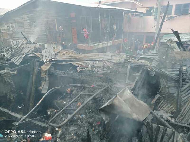 兄弟俩在住家玩火柴，结果引发火灾，导致两间住家被烧毁。
