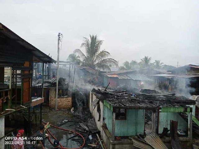 兄弟俩在住家玩火柴，结果引发火灾，导致两间住家被烧毁。
