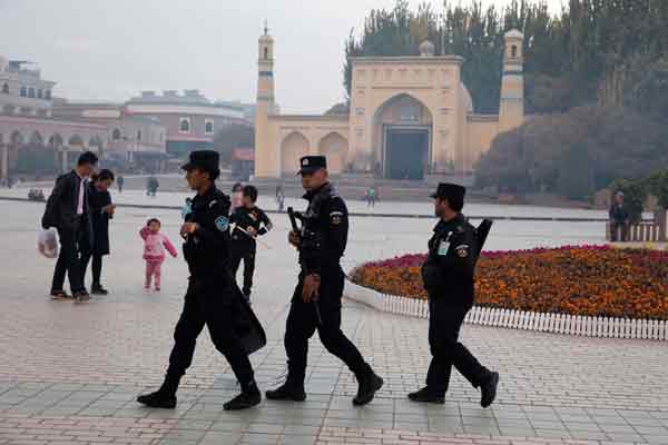 维吾尔安全部队人员，2017年在新疆喀什市的艾提尕尔清真寺附近巡逻。（美联社）