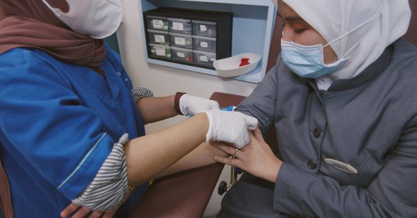 武吉里茂哥伦比亚亚洲医院接受基本癌症检测验血。