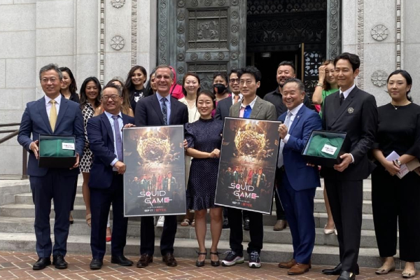 李政宰（前排右二）与导演黄东赫（前排右四）现身洛杉矶市府，宣布“鱿鱼游戏日”定为9月17日。图/韩联社
